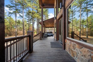 Terrace/patio - Spacious 5-bedroom cabin Centrally located in Hochatown with Backup Generator (Broken Bow)