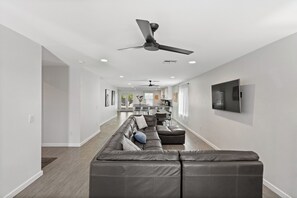 TV - Bright Modern Home in Central Phx w/ Private Yard 8min to Airport & Downtown (Phoenix)