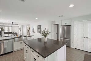 Interior - Bright Modern Home in Central Phx w/ Private Yard 8min to Airport & Downtown (Phoenix)