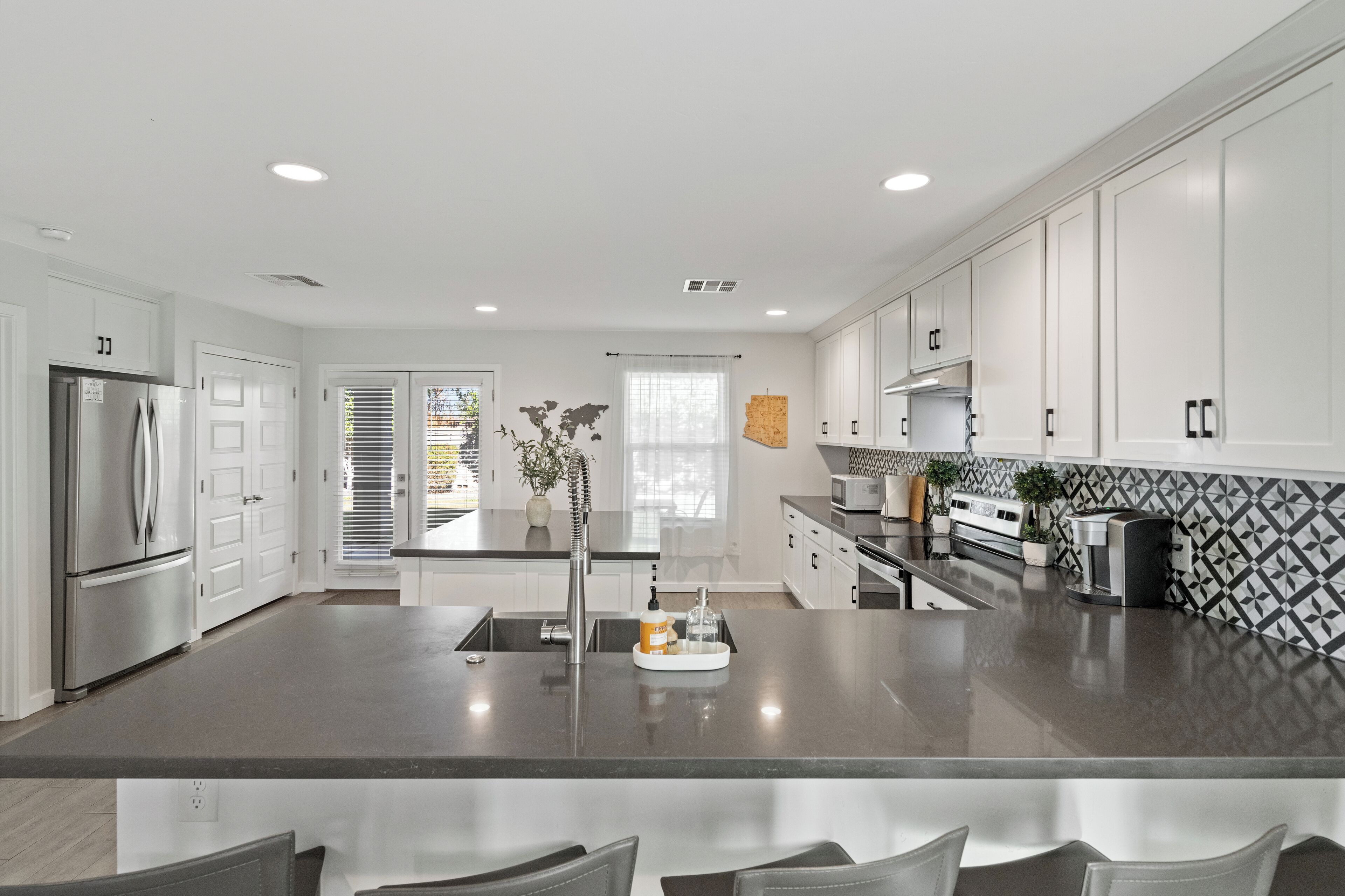 Mikrovågsugn, ugn, spishäll och diskmaskin