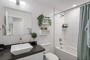 Towels, soap, toilet paper - Bright Modern Home in Central Phx w/ Private Yard 8min to Airport & Downtown (Phoenix)