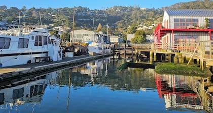 Perfect 1-bedroom boat in awesome Sausalito for a unique stay