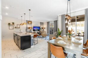 Dining - Champion's Gate Hip GEM! Only steps to the free Water Park! (Davenport)