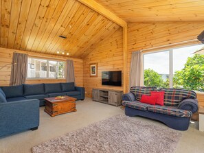 TV - Sea La Vie - Matarangi Holiday Home (Whitianga)