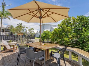Outdoor dining - Sea La Vie - Matarangi Holiday Home (Whitianga)