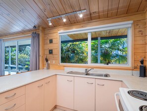 Fridge, microwave, toaster, cookware/dishes/utensils - Sea La Vie - Matarangi Holiday Home (Whitianga)