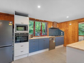 ثلاجة، ميكروويف، غسالة أطباق، محمصة خبز