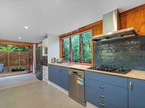 ثلاجة، ميكروويف، غسالة أطباق، محمصة خبز