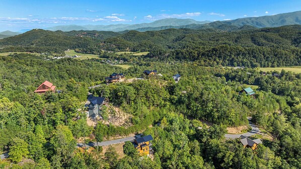 A mountainous area with several houses surrounded by dense forests. - Peaceful Paradise (Sevierville)