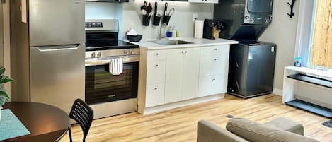 雪櫃、微波爐、焗爐、爐具