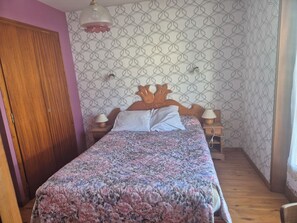 Basic Double Room, Balcony | Bed sheets - les touristes (Abondance)