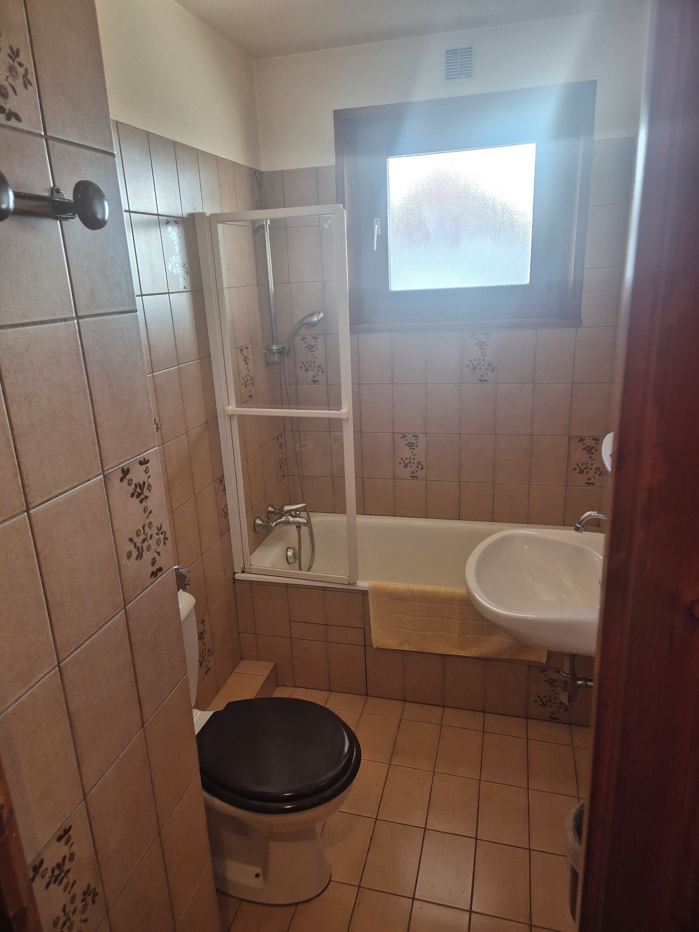 Quarto casal premium, sacada | Banheiro | Toalhas de banho, sabonete, shampoo, papel higiênico