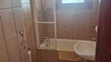 Quarto casal premium, sacada | Banheiro | Toalhas de banho, sabonete, shampoo, papel higiênico