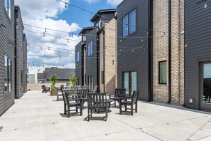 Outdoor dining - 4BR/4BA Vibrant Luxury Home: 3 miles to Broadway! 8 total beds! Luxury Kitchen (Nashville)
