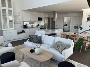 Smart TV - Modern 3 bedroom house with sea access, close to Gothenburg (Kärna)