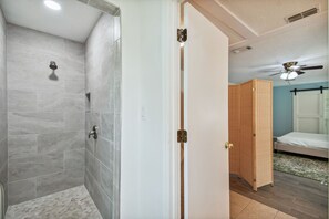 Dusche, Whirlpool, Haartrockner, Handtücher