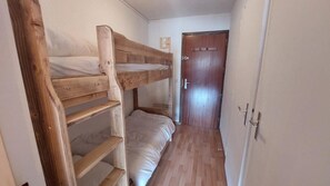 Room - 50m from ski slopes, 4th floor, view mountain/ski slopes, balcony, tv, 28m², Les 2 Alpes (Les Deux Alpes)
