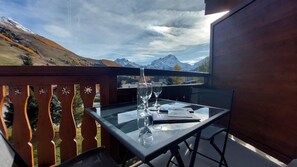Outdoor dining - 50m from ski slopes, 4th floor, view mountain/ski slopes, balcony, tv, 28m², Les 2 Alpes (Les Deux Alpes)