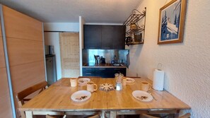 Dining - 50m from resort center, 4th floor, view mountain/ski slopes, balcony, tv, 28m², Les 2 Alpes (Les Deux Alpes)