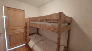 Room - 50m from ski slopes, 4th floor, view mountain/ski slopes, balcony, tv, 28m², Les 2 Alpes (Les Deux Alpes)
