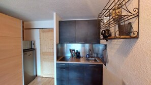 Coffee/tea maker, fridge, microwave, oven - 50m from resort center, 4th floor, view mountain/ski slopes, balcony, tv, 28m², Les 2 Alpes (Les Deux Alpes)
