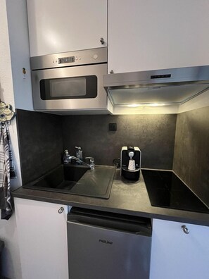 Wasserkocher mit Kaffee-/Teezubehör, Kühlschrank, Mikrowelle