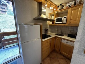 Wasserkocher mit Kaffee-/Teezubehör, Kühlschrank, Ofen, Geschirrspüler
