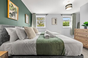 Iron/ironing board, free WiFi, bed sheets - Modern 3-Bed Home, Super King Beds, Drive Parking, Fast Wifi (Birmingham)