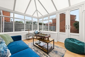 Games room - Modern 3-Bed Home, Super King Beds, Drive Parking, Fast Wifi (Birmingham)