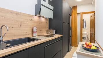 Kjøleskap, mikrobølgeovn, kaffetrakter/tekoker og brødrister