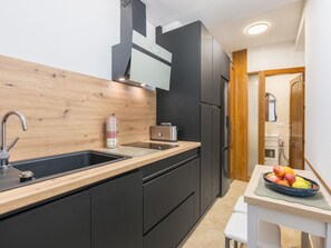 Kjøleskap, mikrobølgeovn, kaffetrakter/tekoker og brødrister