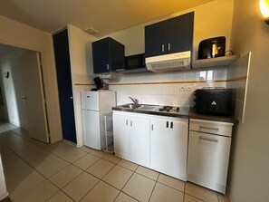 Réfrigérateur, micro-ondes, four, lave-vaisselle