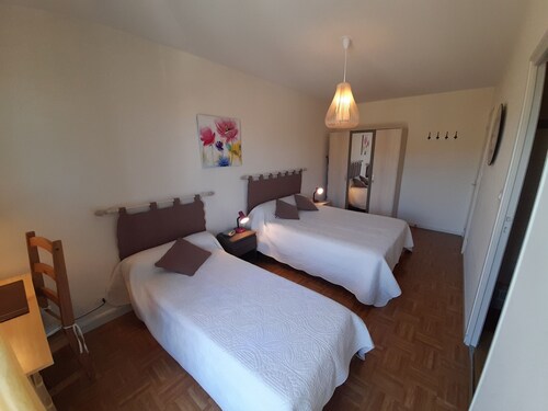 Bright T2 with Wi-Fi and washing machine, center of La Roche-Posay