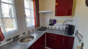 Réfrigérateur, micro-ondes, plaque de cuisson, cafetiÚre/bouilloire