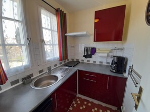 Réfrigérateur, micro-ondes, plaque de cuisson, cafetière/bouilloire