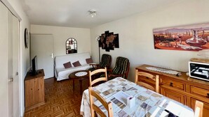 A cozy room with a bed, a small table, a chair, a desk, and a television. - Bright T2 with Wi-Fi and washing machine, center of La Roche-Posay (La Roche-Posay)