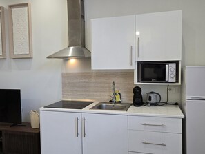 Een koelkast, een magnetron, een koffiezetapparaat/waterkoker