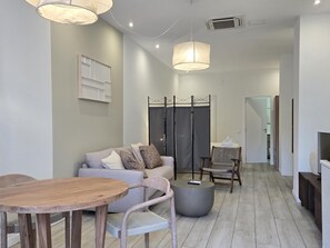 TV - Designer Suite in Málaga, near Center and Hospital (Málaga)