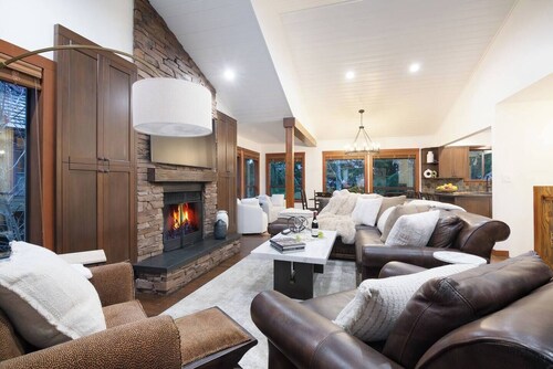 5BR/3BA: Ski In/Out Mountain Chalet w/ Private HT