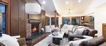 5BR/3BA: Ski In/Out Mountain Chalet w/ Private HT