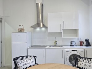 Een koelkast, een magnetron, een koffiezetapparaat/waterkoker