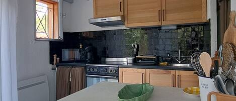 Een koelkast, een microgolfoven, een oven, een kookplaat