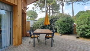 Outdoor dining - Charming house in Biscarrosse with terrace and parking (Biscarrosse Plage)