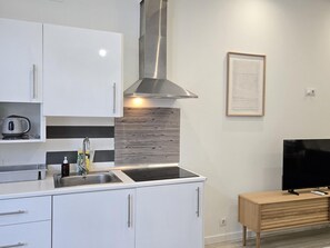 Een koelkast, een magnetron, een koffiezetapparaat/waterkoker