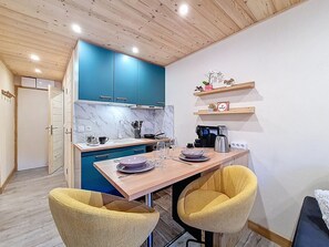 Kylskåp, mikrovågsugn och diskmaskin
