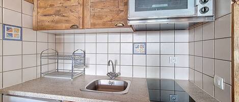 Jääkaappi, mikroaaltouuni, astianpesukone