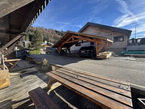 Outdoor dining - Charming apartment in renovated chalet - Pets and parking (Arâches-la-Frasse)