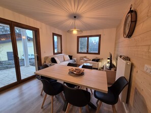 TV - New 2-bedroom apartment with parking, ground floor (Arâches-la-Frasse)