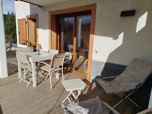 Outdoor dining - New 2-bedroom apartment with parking, ground floor (Arâches-la-Frasse)