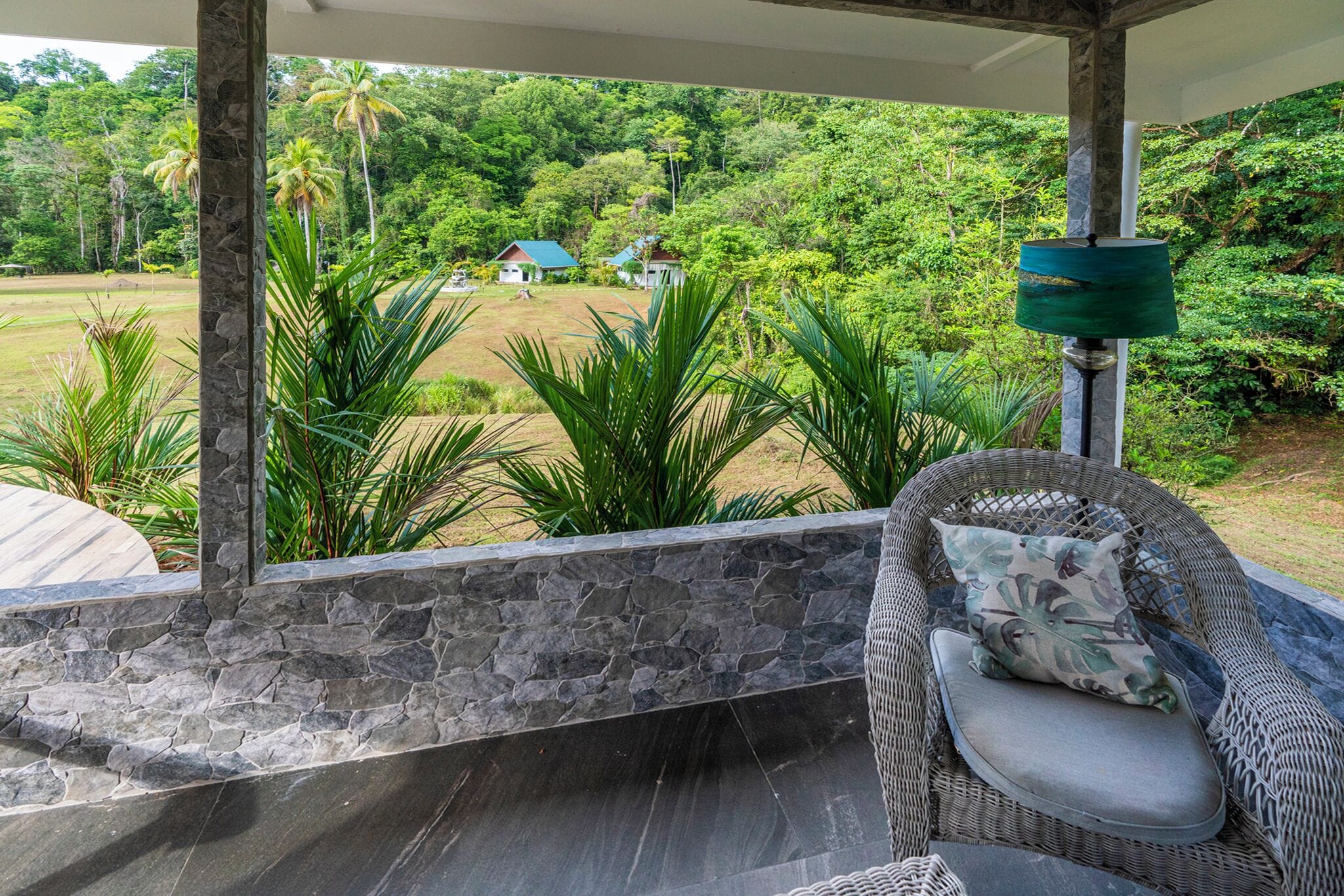 Caja de seguridad en la habitación y espacio para trabajar con laptop 